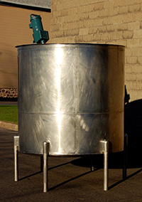 Used, 700 GALLON VERTICAL SINGLE WALL TANK, STAINLESS STEEL, with MIXER, Alard item Y2844